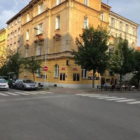 Veveri - Uvoz, 10 Min Pesky Do Centru ホステル *